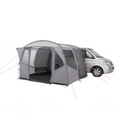 Easy Camp Reine har en stor regnbeskyttet indgang forrest i bilteltet.