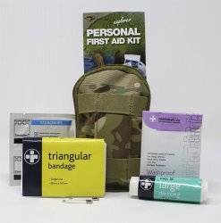 Førstehjælpskasse i lommeformat, der kan knyttes til dit bælte. Petrfekt at have i snescooter, rygsæk, båd eller vandretur.