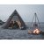 Stemningsfuld aften på Easy Camp Otra Tipi – et varmende bål og naturnære oplevelser skaber den perfekte campingfølelse.