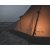 Easy Camp Otra Tipi i aftenlyset – en hyggelig og indbydende atmosfære til afslappende stunder i naturen.