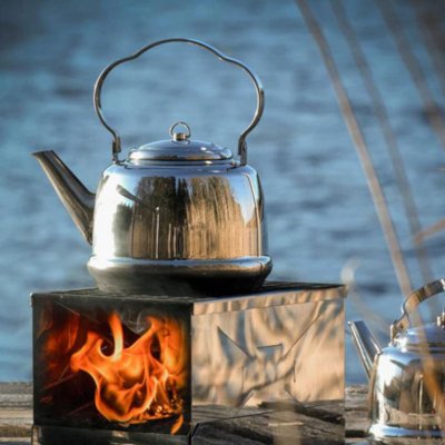 Flere lag i bunden gør, at gryden uden problemer kan varmes op både over åben ild eller på glødende kul