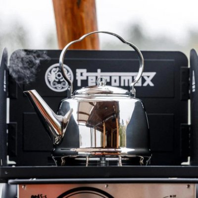 Kan også opvarmes på gaskomfurer, induktionskogeplader og almindelige komfurer