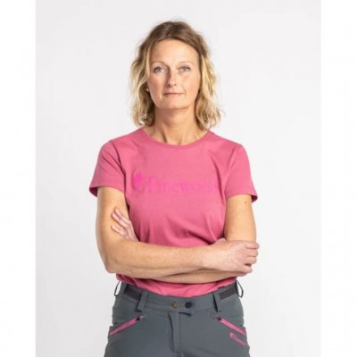 Figursyet model i slidstærkt bomuld.