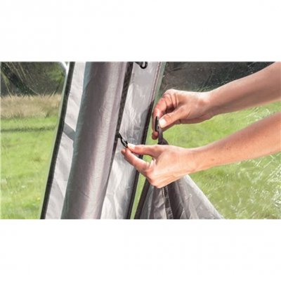 Gardiner som går fästa i tre lägen skyddar familjetältet mot ljus och insyn.