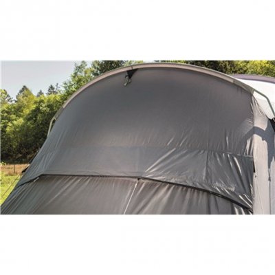 Stor reglerbar ventil bak ger familjetältet Outwell Montana 6P bra ventilationsmöjligheter.