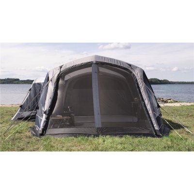 Insektnetning på dørene gør Outwell Lakeville 7SA familietelt let at indånde, selv i små krybe under farten.