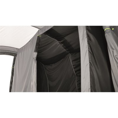 Mørkefarvet sovekabine til Outwell Newburg 260 luftbiltelt giver mindre effekt af morgensolen.