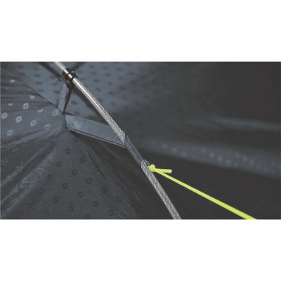 Storm skjold med telt stof reb og stænger fastgjort til hinanden når den monteres på Dash 5 fra Outwell.