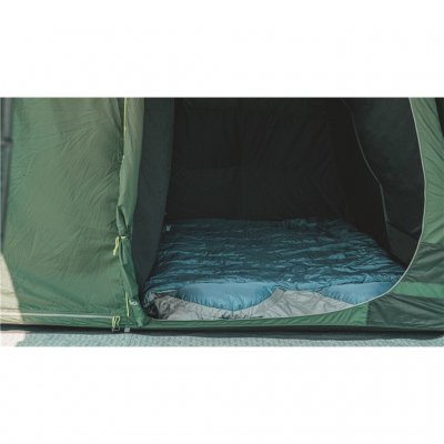 Outwell Yosemite Lake 6TC har en rummelig formørket sovende kabine med 35% bomuldsstof.