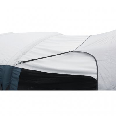 Forlængeren er fastgjort til teltet mod stængerne eller de indbyggede fastgørelsespunkter på luftkanalerne.