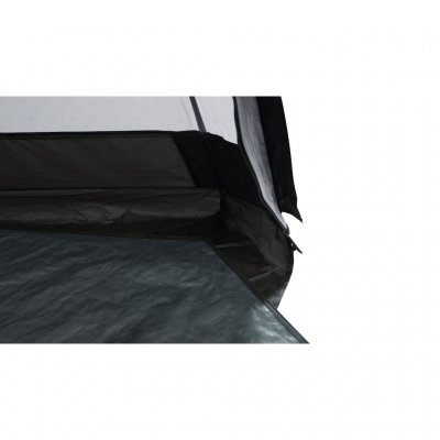 Et gulv med foldede kanter beskytter mod regn og snavs.