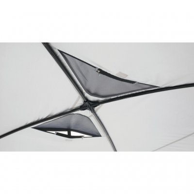 Stor ventil i teltets tag holder varmen nede.