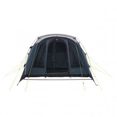 En stor regnbeskyttet entré og en dør, der åbner for ventilation.