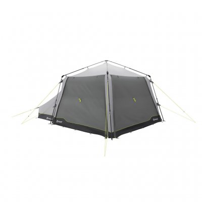 Anneks på den ene side og lukkede døre på den anden.