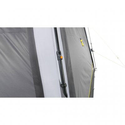 Fiberglasstænger og teltlinjer giver god stabilitet i haventeltet.