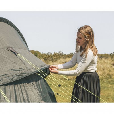 En stor justerbar ventil bagtil samt ventiler foran giver god ventilation gennem teltet.