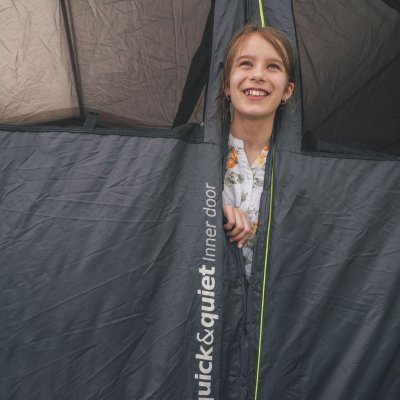 Mørket sovekabine og rullegardin til ventilation i familieteltet