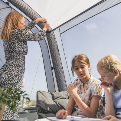 Store tonede ruder giver behageligt lys inde i teltet