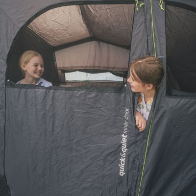 Mørket sovekabine og rullegardin til ventilation i familieteltet