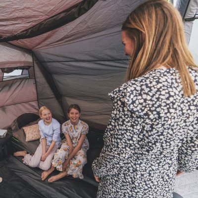 Mørket sovekabine og rullegardin til ventilation i familieteltet