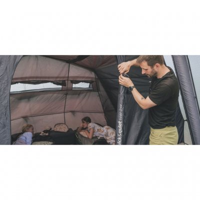 Mørket sovekabine og rullegardin til ventilation i familieteltet