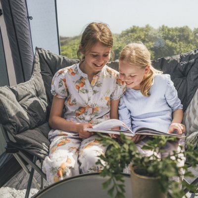 Stor stue, der giver dig god plads til at indrette med sofaer, borde og stole
