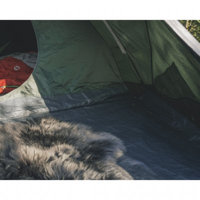 Teltets indertelt har en D-formet åbning og god ventilation.