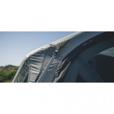 Stærke stormreb og forstærkede fastgørelser betyder, at teltet kan modstå vind op til 88 km/t.