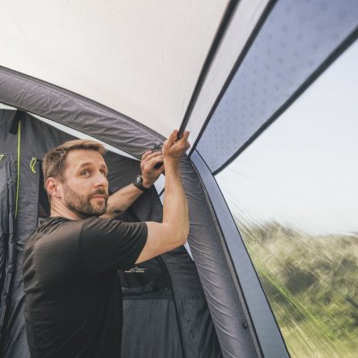 Teleskopiske aluminiumstænger mellem luftkanalerne giver ekstra støtte og forbedrer spændingen på lærredet