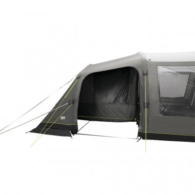 Opbevaringsområde ved siden af sovekabinen med døre udefra og fra opholdsrummet – praktisk og pladsbesparende.