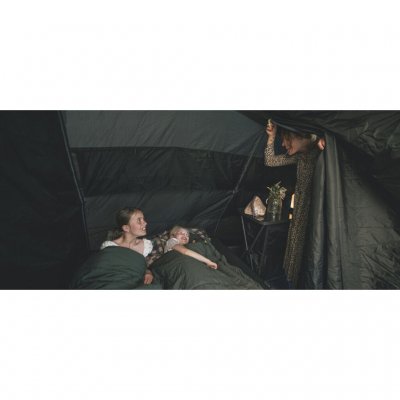 Mørkt stof i loft og sidepaneler på sovekabinen beskytter mod aftens- og morgensol