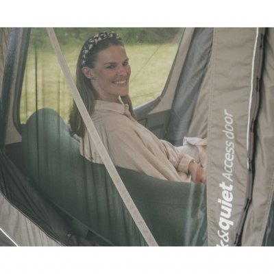 Quick & Quiet-døren med magnetstribe giver jævn og støjsvag adgang til teltet, perfekt til at minimere forstyrrelser.