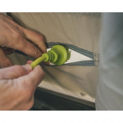 Smart kabelindføring, der gør det nemt at bringe strøm ind i teltet for at tilslutte lys eller andet udstyr.