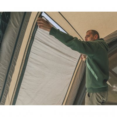 Fleksible gardiner med lynlås gør det nemt at justere lyset for at skabe et behageligt og privat miljø.