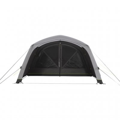 Døren mellem fronten og stuen har en magnetliste for nem åbning og lukning.