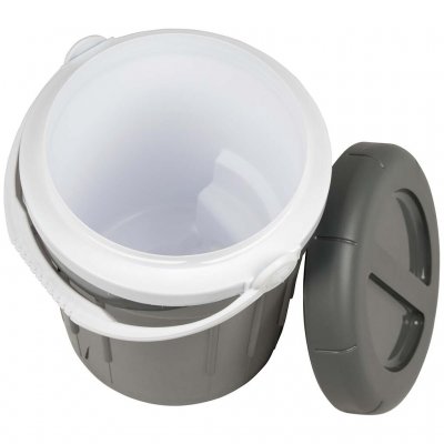 Den rummelige kande gør det nemt at servere vand, saft eller andre kolde drikke til hele selskabet.