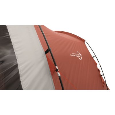 Kraftige fiberglasstænger og forstærkede beslag til teltov på Easy Camp Huntsville 600.