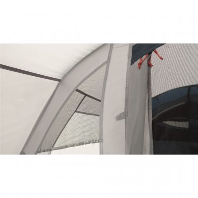 Alle vinduer på Easy Camp Palmdale 400 har gardiner.