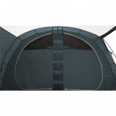Easy Camp Palmdale 600 Family Tent har en mørklagt sovekabine, der beskytter mod morgensolen.