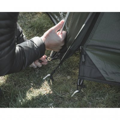 Samling af Sarek 2 i naturen – enkle, farvekodede aluminiumsstænger til hurtig og nem opsætning på eventyr