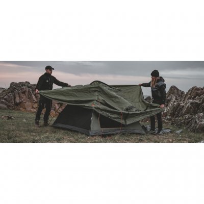 Setesdal 2 kuppeltelt i naturlige omgivelser, to personer samler nemt teltet med farvekodede stag og stagærmer.