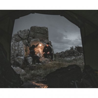 Setesdal 2 kuppeltelt, kig ud fra sovekabinen mod naturskønne omgivelser gennem den åbne teltåbning.