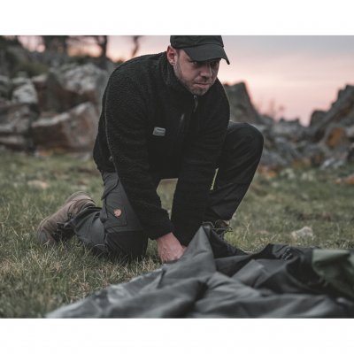 Setesdal 2 kuppeltelt, én person samler teltet nemt med farvekodede stag og stagærmer.