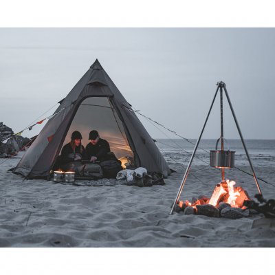 Stemningsfuld aften på Easy Camp Otra Tipi – et varmende bål og naturnære oplevelser skaber den perfekte campingfølelse.