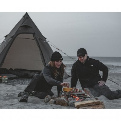 Madlavning under åben himmel – nyd et dejligt udendørsmåltid ved bålet med Easy Camp Otra Tipi som en hyggelig kulisse.