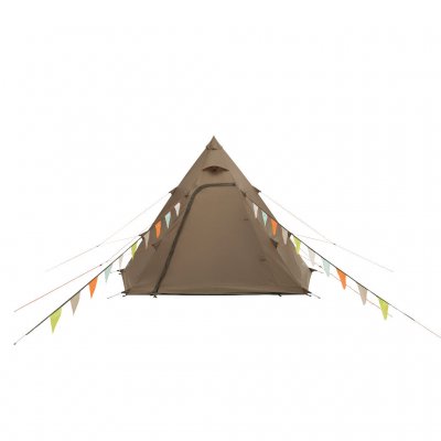 Easy Camp Otra Tipi set forfra med døren lukket – beskyttende og robust design for en sikker og vejrbestandig campingoplevelse.