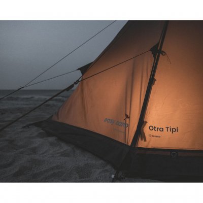 Easy Camp Otra Tipi i aftenlyset – en hyggelig og indbydende atmosfære til afslappende stunder i naturen.