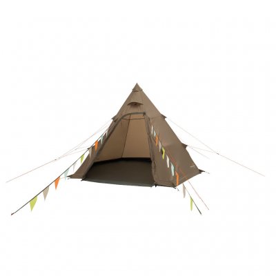 Easy Camp Otra Tipi sat op og klar – den åbne dør indbyder til et rummeligt og behageligt ophold i naturen.