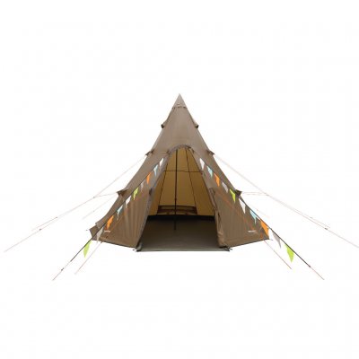 Easy Camp Rands Tipi sat op og klar – den åbne dør indbyder til et rummeligt og behageligt ophold i naturen.