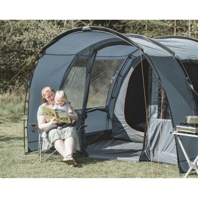 Skarvan 4 er stor og rummelig. Den store stue kan nemt indrettes med bord og stole.